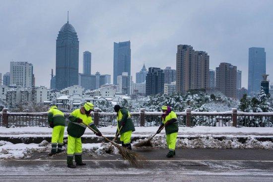 环卫工人扫雪大连图片