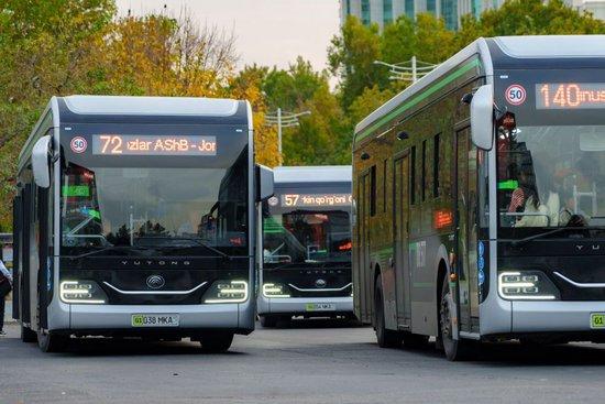  2023年10月26日，市民在乌兹别克斯坦首都塔什干乘坐中国新能源客车。