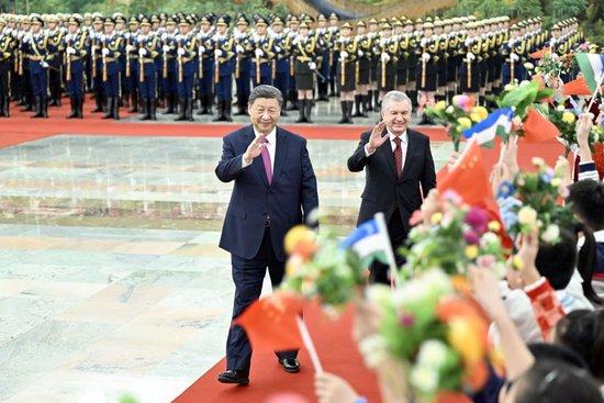  1月24日下午，国家主席习近平在北京人民大会堂同来华进行国事访问的乌兹别克斯坦总统米尔济约耶夫举行会谈。这是会谈前，习近平在人民大会堂北大厅为米尔济约耶夫举行欢迎仪式。