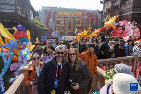  1月28日，美国马斯卡廷师生在上海豫园九曲桥上参观。 新华社记者 王翔 摄