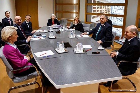 2月1日，欧盟委员会主席冯德莱恩、欧洲理事会主席米歇尔、法国总统马克龙、意大利总理梅洛尼、匈牙利总理维克托和德国总理朔尔茨出席欧洲理事会会议间隙举行的多边会议。图源：GJ