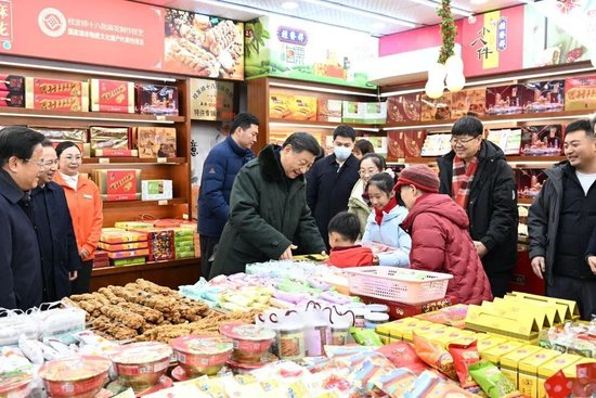  2024年2月1日至2日，习近平来到天津，看望慰问基层干部群众。图为1日下午，习近平在天津古文化街考察时，走进店铺同现场群众互动交流。新华社记者 谢环驰 摄