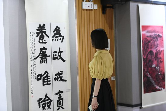 △ 2023年8月10日，合肥，30多家单位组织800余名党员、干部参观“清风东来·廉动瑶海”廉洁文化书画展。