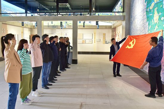 △ 2023年5月8日，江苏南通，如皋市水务系统党员、干部在廉洁水文化基地水情馆内重温入党誓词。