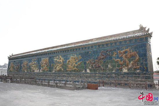 故宫九龙壁以云水为底纹,高浮雕9条形态各异,身躯矫健的蟠龙,龙与龙