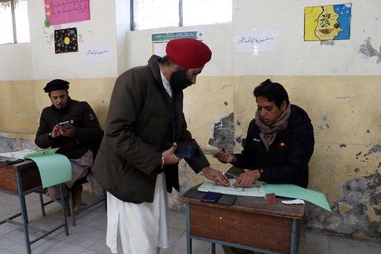 当地时间2024年2月8日，巴基斯坦伊斯兰堡，巴基斯坦大选投票开始，选民参加投票。图/IC photo