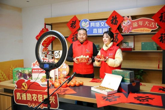 △江苏南通，志愿者直播销售乡土年货