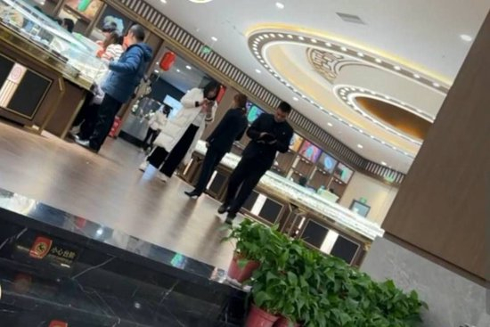 田女士一家被带到玉器店 图据视频截图