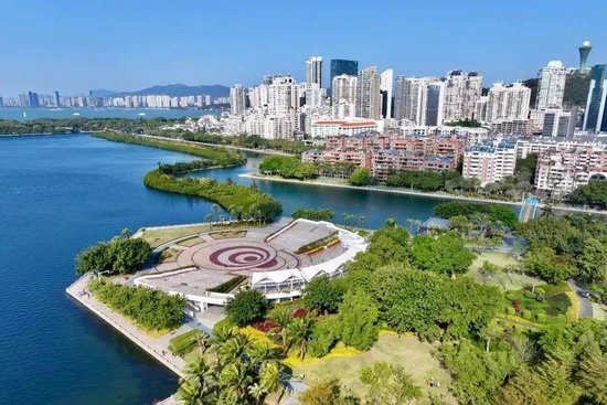  △1月24日，厦门筼筜湖白鹭洲公园及周边城市景观。