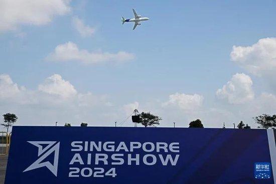  2月18日，中国国产大型客机C919在新加坡航展开幕前进行预演飞行图：新华社
