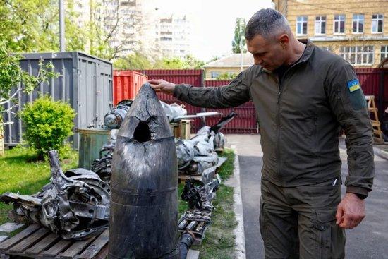 ▲乌克兰基辅市市长展示俄罗斯“匕首”导弹的残骸（路透社资料图片）