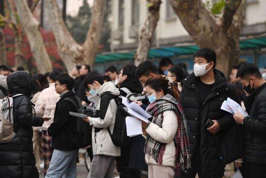 2023年12月10日，南京，江苏省2024年度考试录用公务员笔试开考，考试生有序进入考场。（人民视觉/图）