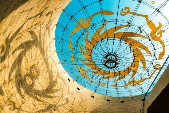  这是阳光透过成都金沙遗址博物馆陈列馆穹顶，在墙壁上投下太阳神鸟造型的影子（2022年3月10日摄）。新华社发（张艳摄）