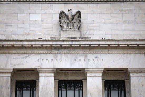 美联储宣布将联邦基金利率维持在5.25%至5.50%之间
