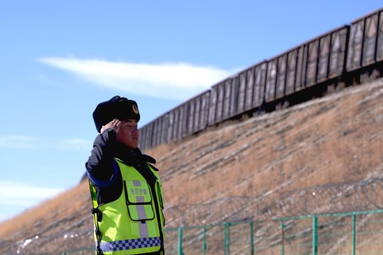  次仁欧珠在向列车敬礼。徐驭尧摄