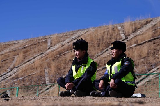  次仁欧珠在和同事交流。徐驭尧摄