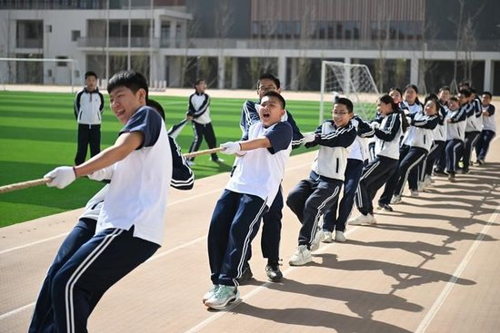 2024年3月29日，北京四中雄安校区学生在操场上拔河。