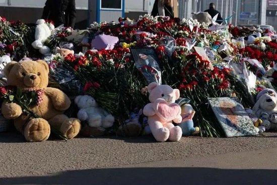 3月28日在俄罗斯首都莫斯科近郊“克罗库斯城”音乐厅前拍摄的鲜花和玩具  图：新华社