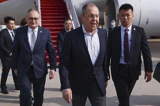 4月8日，拉夫罗夫抵达北京  图：直新闻