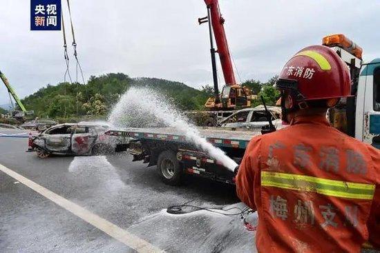 消防人员向遇险车辆喷水