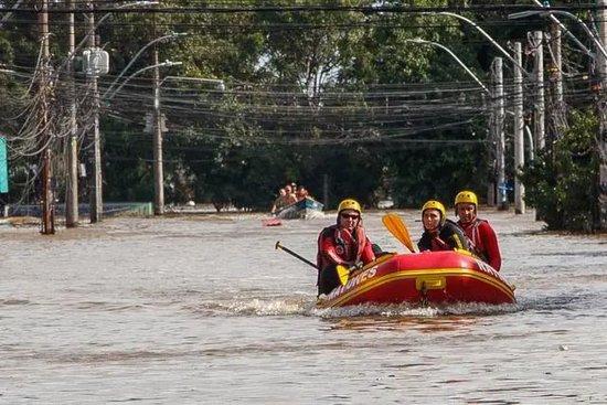 5月8日，在巴西南里奥格兰德州卡诺阿斯，救援人员进行搜救。图片来源：新华社发（克劳迪娅·马尔提尼摄）