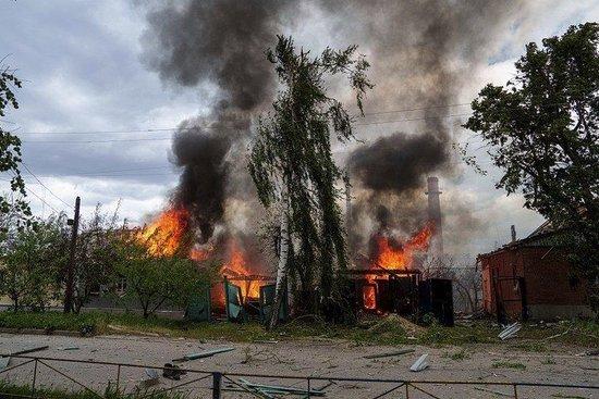 5月11日，哈尔科夫州沃夫昌斯克镇燃起熊熊大火。图源：视觉中国