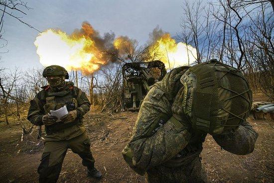 3月29日，顿涅茨克地区阿夫杰耶夫卡，俄军使用自行榴弹炮轰击乌军阵地。图源：视觉中国