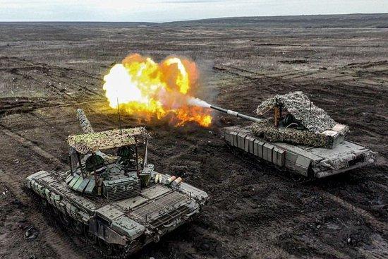 4月5日，扎波罗热地区，俄军T-80坦克进行协同作战。图源：视觉中国