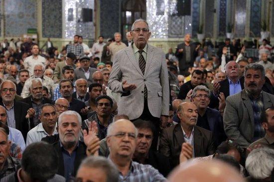  ·事发后，伊朗民众聚集在清真寺，为莱希的平安祈祷。（图源：莱希社交账号）