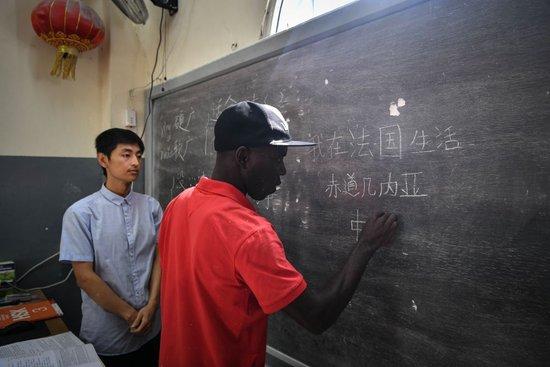  5月17日，在赤道几内亚国立大学，当地学生在孔子学院上中文课。