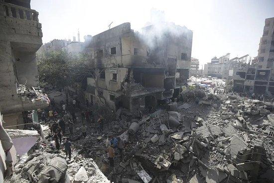6月8日，加沙地带，以色列袭击努赛赖特难民营后，留下一片废墟。图/视觉中国
