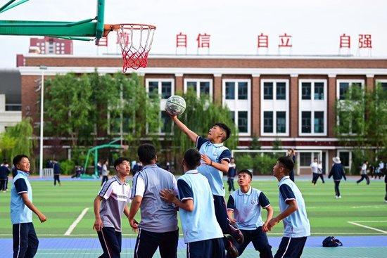   Recently, students of Xining Ethnic Middle School in Golog were playing basketball. Photographed by Zhang Long, reporter of Xinhua News Agency