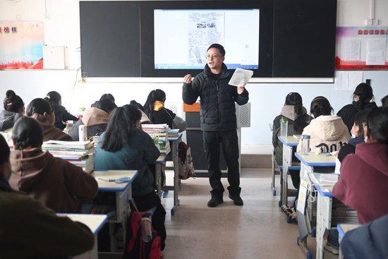   On February 23, 2023, Zhong Zuhua, a teacher of Shanghai Youth Assistance Program, was giving a lesson to students. Photographed by Zhang Long, reporter of Xinhua News Agency