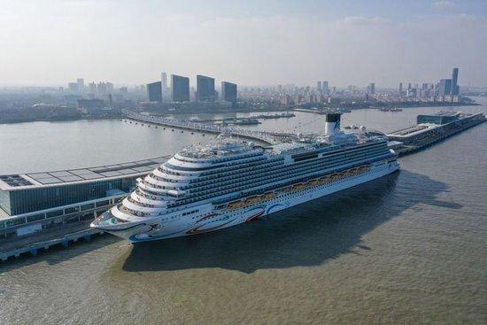 国产首艘大型邮轮“爱达·魔都号”停靠在上海吴淞口国际邮轮港（2024年1月1日摄，无人机照片）。 新华社记者 丁汀 摄