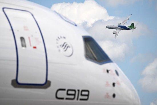 一架中国商飞公司C919客机在新加坡航展上做飞行表演（2024年2月20日摄）。新华社发（邓智炜摄）