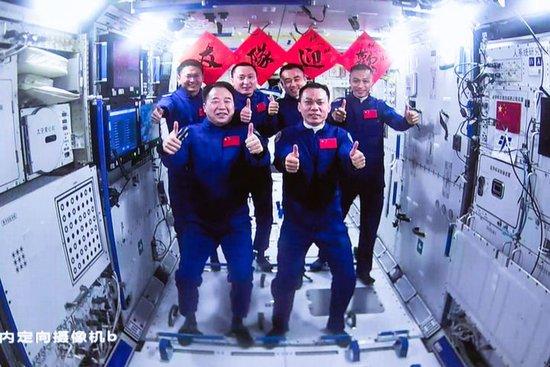 这是在北京航天飞行控制中心拍摄的神舟十六号航天员乘组与神舟十七号航天员乘组“全家福”（2023年10月26日摄）。新华社发（韩启扬 摄）