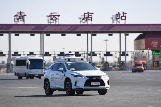一辆自动驾驶车行驶在北京大兴国际机场到亦庄的自动驾驶线路上（2024年3月1日摄）。新华社记者 鞠焕宗 摄