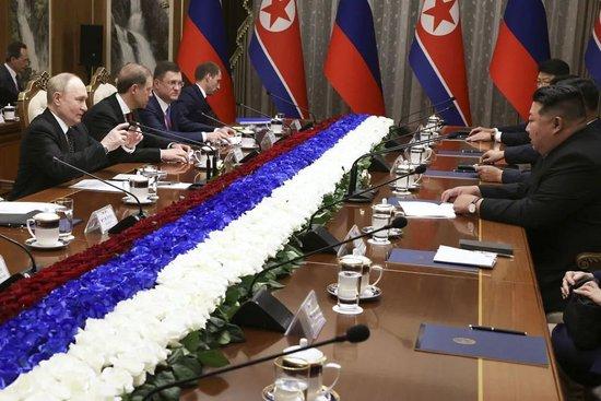 当地时间2024年6月19日，朝鲜平壤，朝鲜领导人金正恩与俄罗斯总统普京会面。（视觉中国 / 图）