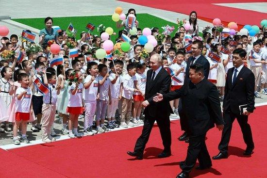 当地时间2024年6月19日，朝鲜平壤，金日成广场举行盛大的欢迎仪式。（视觉中国 / 图）