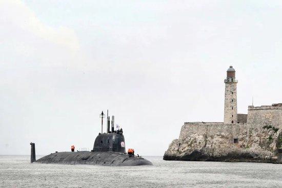 这是6月12日在古巴哈瓦那港拍摄的俄罗斯“喀山”号核潜艇。新华社发（华金·埃尔南德斯摄）