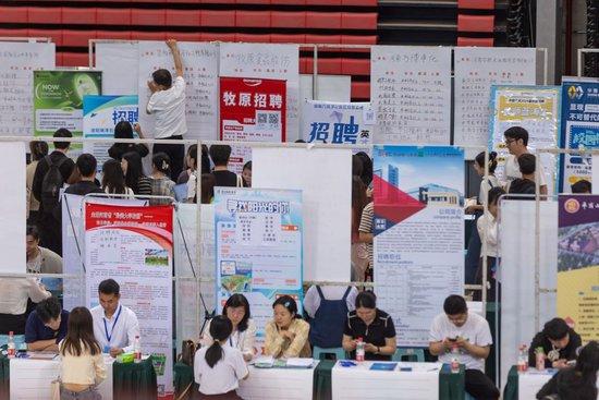 2024年4月，郑州大学举办的春季校园招聘会现场。本文图片均与正文无关。视觉中国/图