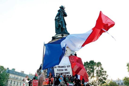 7月7日，法国巴黎，法国国民议会选举第二轮投票结束，民众在共和国广场举行集会。图/视觉中国