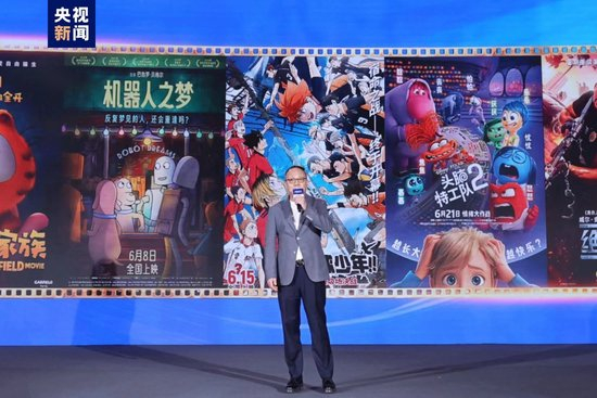  △中国电影集团公司董事长傅若清发布暑期档进口影片片单