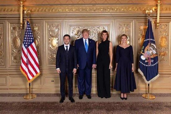 当地时间2019年9月25日，乌克兰总统泽连斯基在推特上公布了一张与美国总统特朗普的合影，照片上还有两位“第一夫人” 图：参考消息