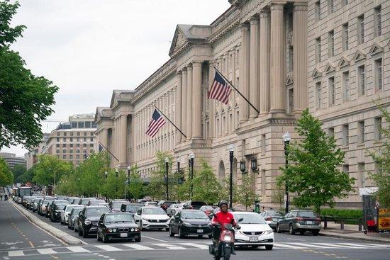 这是4月25日在美国首都华盛顿拍摄的商务部大楼。（新华社记者刘杰摄）