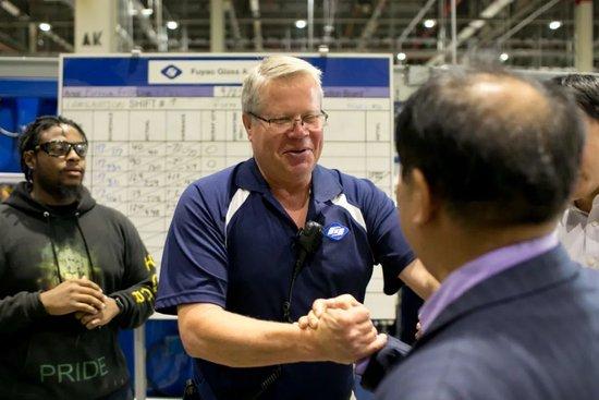 曹德旺与美国工厂的管理者交流。图片来源：视觉中国