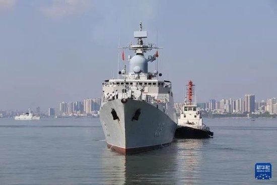 越南海军舰艇“陈兴道”号(舷号015)导弹护卫舰在中方辅助船只帮助下靠泊湛江某军港图:新华社