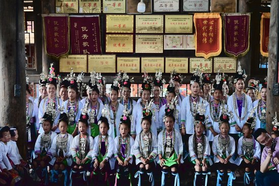  宰荡歌队在鼓楼唱歌