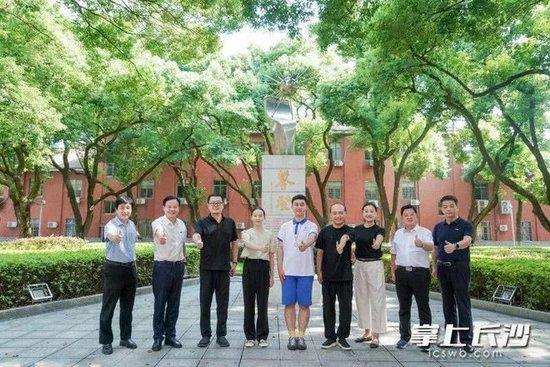 学校攀登碑前，夏一戈与校领导合影