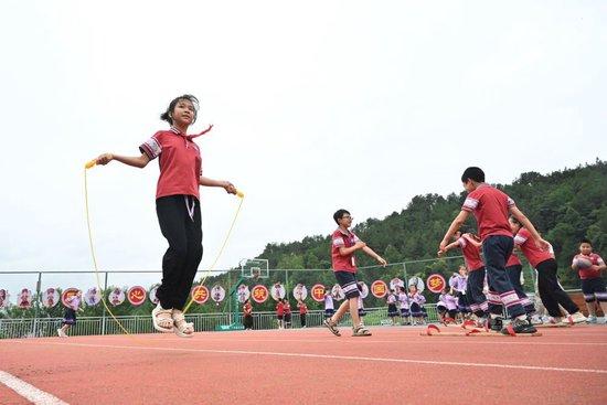 在广西桂林市龙胜各族自治县龙胜镇第二小学，学生在大课间跳绳（2024年6月26日摄）。新华社记者 姜克红 摄